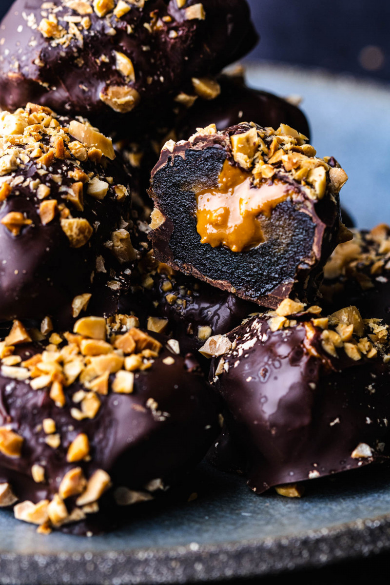 stuffed dates bonbons