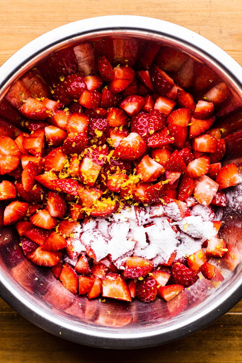 strawberry crumble bars straws