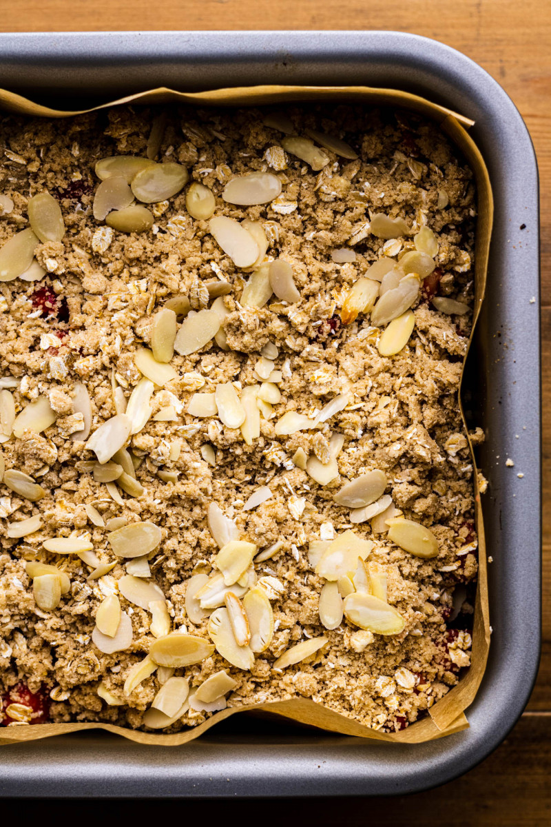 strawberry crumble bars top layer