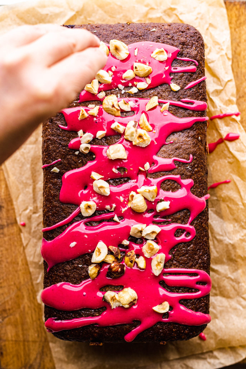 vegan blackberry cake decorating